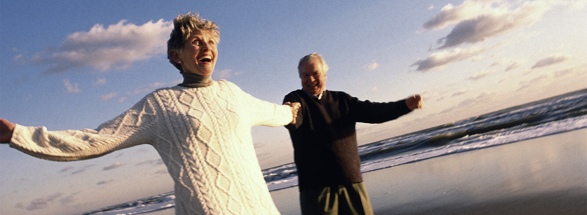 Älteres Paar genießt die Zeit am Strand